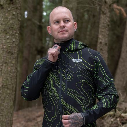 Man wearing MTB Enduro Jacket doing up the zip