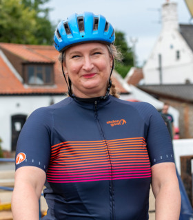 Woman wearing women's Ratio cycling jersey